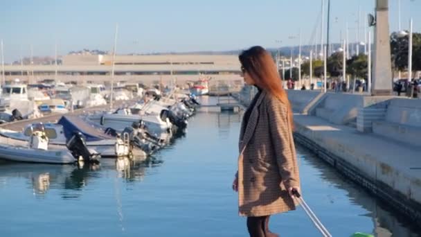 Yüksek Topuklu Bir Deniz Limanında Yeşil Bavul Ile Yürüyen Genç — Stok video