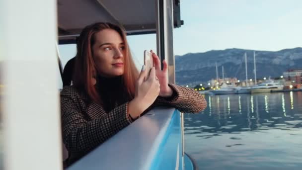 Teknede Genç Çekici Bir Kadının Cep Telefonuyla Gün Batımında Güzel — Stok video