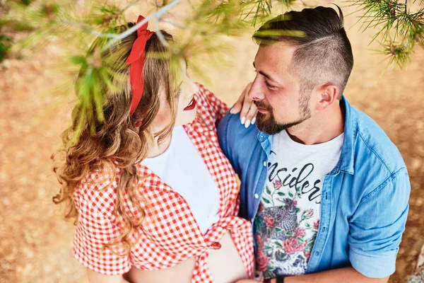 Jeune femme enceinte posant avec son mari dans un parc — Photo