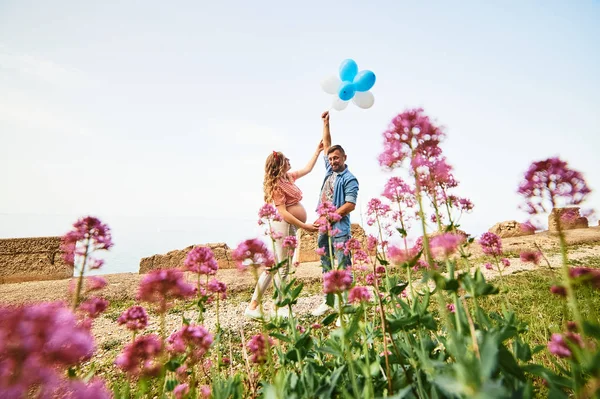 Young healthy beauty pregnant woman with her husband and balloons outdoors — Stock Photo, Image