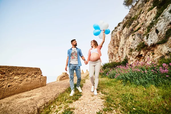 Young healthy beauty pregnant woman with her husband and balloons outdoors — Stock Photo, Image