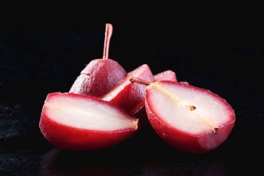 Siyah arka planda izole kırmızı şarap bir armut yakın çekim