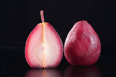 Siyah arka planda izole kırmızı şarap bir armut yakın çekim