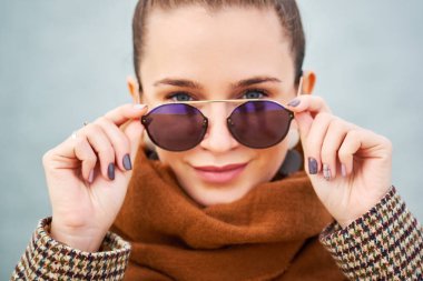 güneş gözlüklü genç kız portresi