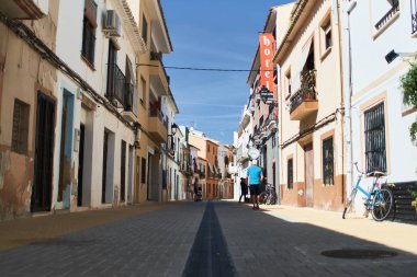 Denia, İspanya - 7 Ekim 2018: Denia'nın eski kentinde dar İspanyol caddesi