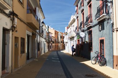 Denia, İspanya - 7 Ekim 2018: Denia'nın eski kentinde dar İspanyol caddesi