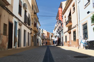 Denia, İspanya - 7 Ekim 2018: Denia'nın eski kentinde dar İspanyol caddesi