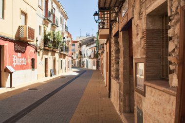 Denia, İspanya - 7 Ekim 2018: Denia'nın eski kentinde dar İspanyol caddesi