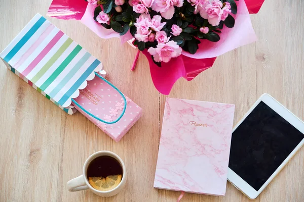 Overhead flatlay van gezellige werkplek met mooie roze bloemen — Stockfoto