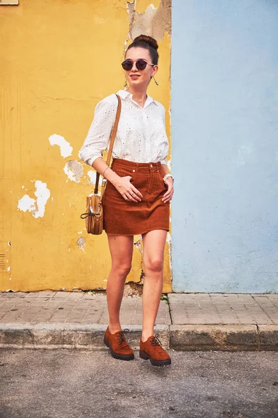 Joven mujer sonriente caminando en un día soleado . —  Fotos de Stock