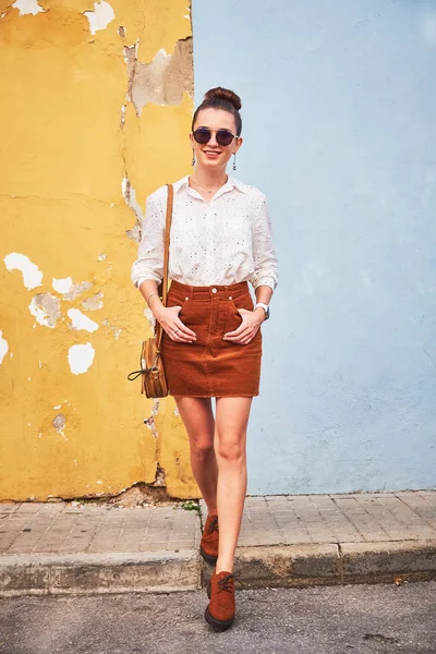 Young smiling woman walking on a sunny day. — Stock Photo, Image