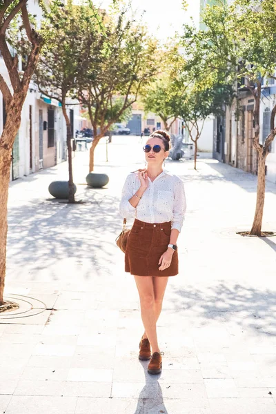 Jovem mulher feliz andando em um dia ensolarado — Fotografia de Stock