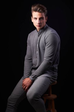 Siyah arka plan üzerinde izole zarif genç yakışıklı adam Moda portre