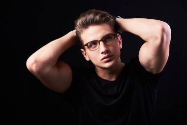 Siyah arka plan üzerinde izole zarif genç yakışıklı adam Portresi