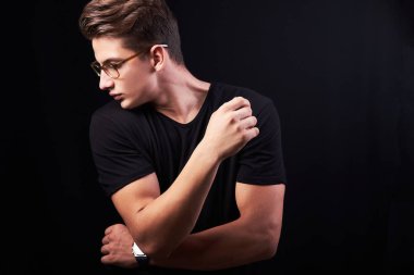 Siyah arka plan üzerinde izole zarif genç yakışıklı adam Portresi