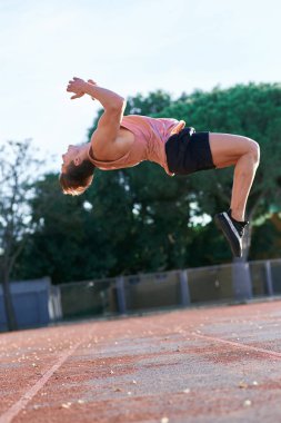 Stadyumda takla atan genç bir çocuk