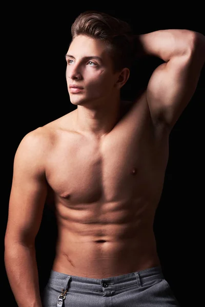 스튜디오 초상화 의 잘 생긴 근육질의 셔츠없는 젊은 남자 고립 에 검정 — 스톡 사진