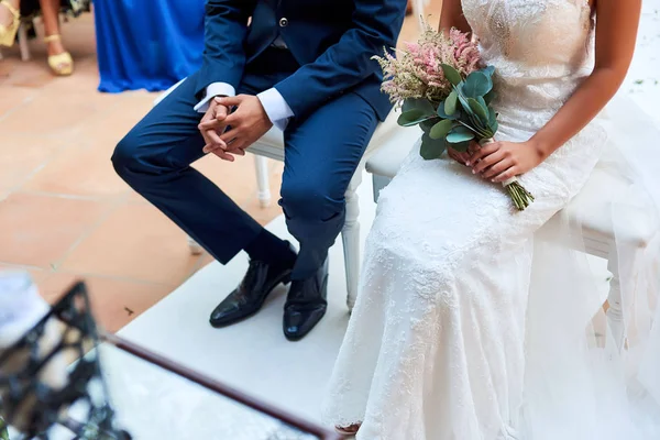 Невеста и жених сидят — стоковое фото