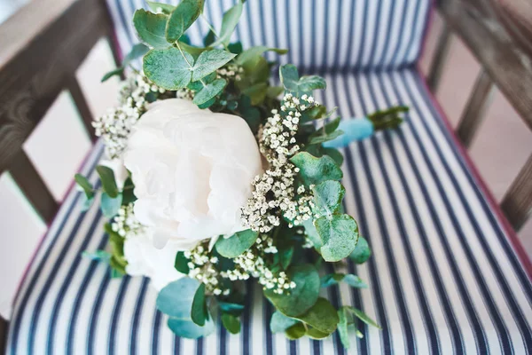 Bruiloft boeket met rozen ligt op een gestreepte houten stoel — Stockfoto