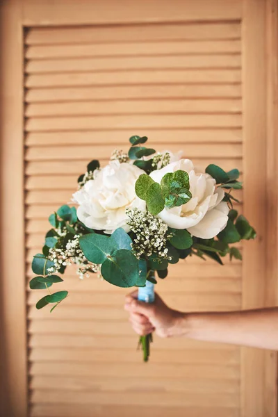Vrouwelijke hand houden mooie en stijlvolle pastel Wedding Bouquet met rozen — Stockfoto