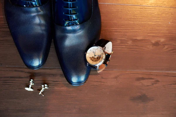 Zapatos de cuero de los hombres, reloj y gemelos en el fondo de un — Foto de Stock