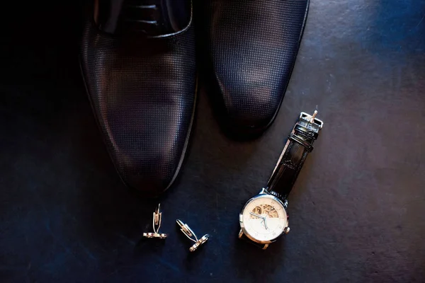 Zapatos de cuero de los hombres, reloj y gemelos en el fondo de un — Foto de Stock