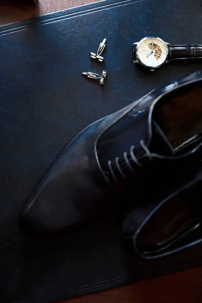 Zapatos de cuero de los hombres, reloj y gemelos en el fondo de un — Foto de Stock