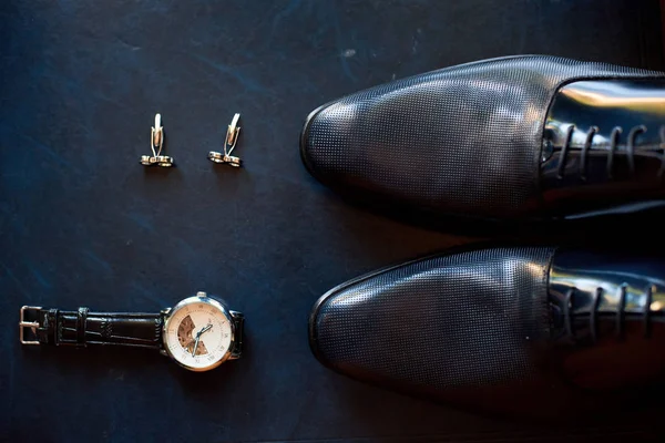 Zapatos de cuero de los hombres, reloj y gemelos en el fondo de un — Foto de Stock