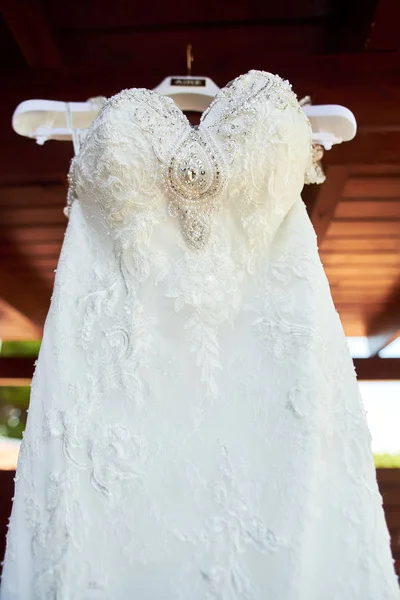 Robe de mariée suspendue au plafond sur le balcon — Photo