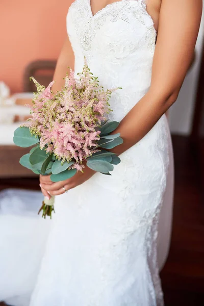 Невеста держит букет цветов в деревенском стиле, свадебный букет — стоковое фото