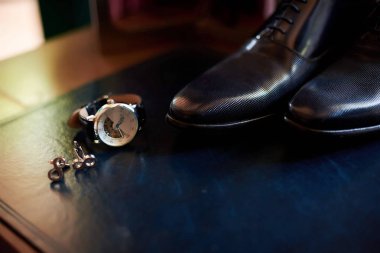 Erkek deri ayakkabı, saat ve kol düğmeleri bir arka plan üzerinde 
