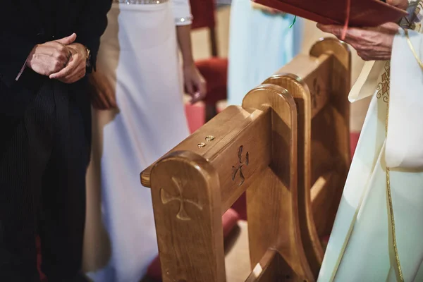 木製の背景に結婚指輪 — ストック写真