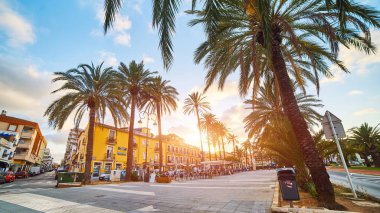 Denia, İspanya - 13 Haziran 2019: Dar sokakları ve kaldırımlı Eski Şehir Denia