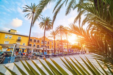 Denia, İspanya - 13 Haziran 2019: Dar sokakları ve kaldırımlı Eski Şehir Denia