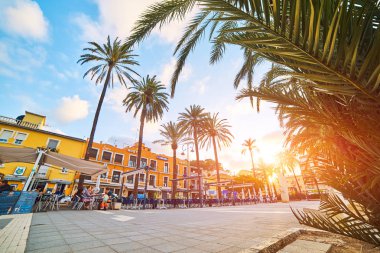 Denia, İspanya - 13 Haziran 2019: Dar sokakları ve kaldırımlı Eski Şehir Denia