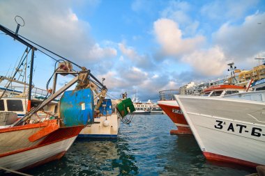 Denia, İspanya - 13 Haziran 2019: Denia şehrinin limanında halatlı balıkçı teknesi.