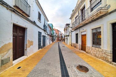 Denia, İspanya - 13 Haziran 2019: Dar sokakları ve kaldırımlı Eski Şehir Denia