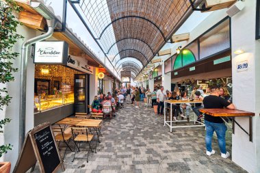 Denia, İspanya - 13 Haziran 2019: Denia kasabasındaki Els Magazinos pazarında yiyip içen insanlar.