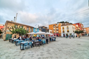 Denia, İspanya - 13 Haziran 2019: Dar sokakları ve kaldırımlı Eski Şehir Denia