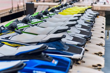 Denia, İspanya - 13 Haziran 2019: İskelede birçok jet ski park edilmiş.