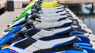 Denia, İspanya - 13 Haziran 2019: İskelede birçok jet ski park edilmiş.