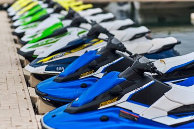 Denia, İspanya - 13 Haziran 2019: İskelede birçok jet ski park edilmiş.