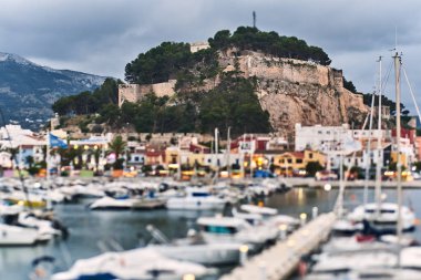 Denia, İspanya - 13 Haziran 2019: Denia liman gezinti ve kalepanoramik görünümü.