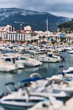 Denia, İspanya - 13 Haziran 2019: Denia limanının panoramik görünümü.