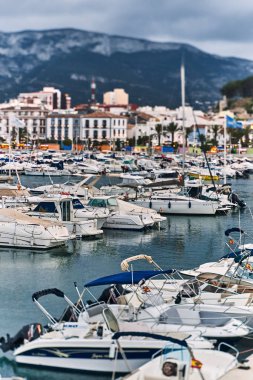Denia, İspanya - 13 Haziran 2019: Denia limanının panoramik görünümü.