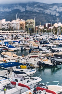 Denia, İspanya - 13 Haziran 2019: Denia limanının panoramik görünümü.