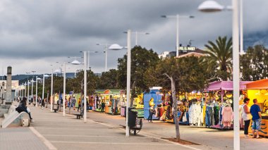 Denia, İspanya - 13 Haziran 2019: Renkli yerel turistik hediyelik eşya pazarı dükkanları satır