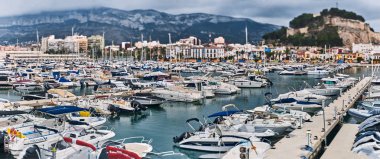 Denia, İspanya - 13 Haziran 2019: Denia limanının panoramik görünümü.