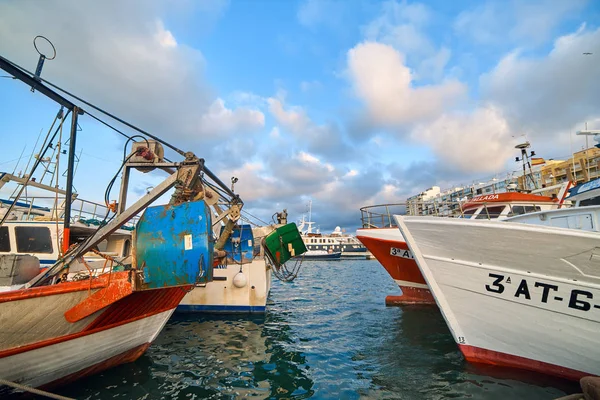 Denia, İspanya - 13 Haziran 2019: Denia şehrinin limanında halatlı balıkçı teknesi.