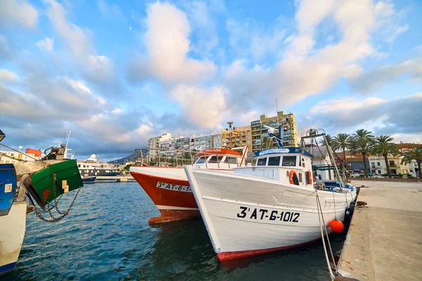 Denia, İspanya - 13 Haziran 2019: Denia şehrinin limanında halatlı balıkçı teknesi. — Stok fotoğraf